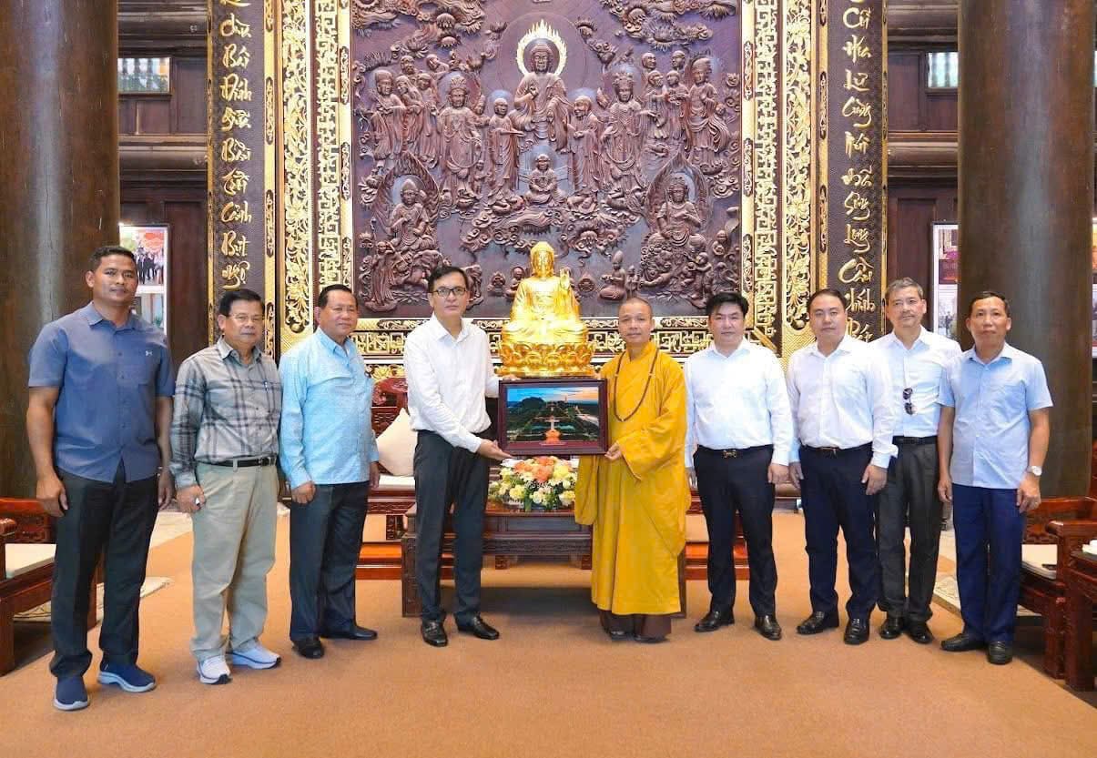Đoàn đại biểu Vương quốc Campuchia thăm và lễ Phật tại chùa Bái Đính – Ninh Bình